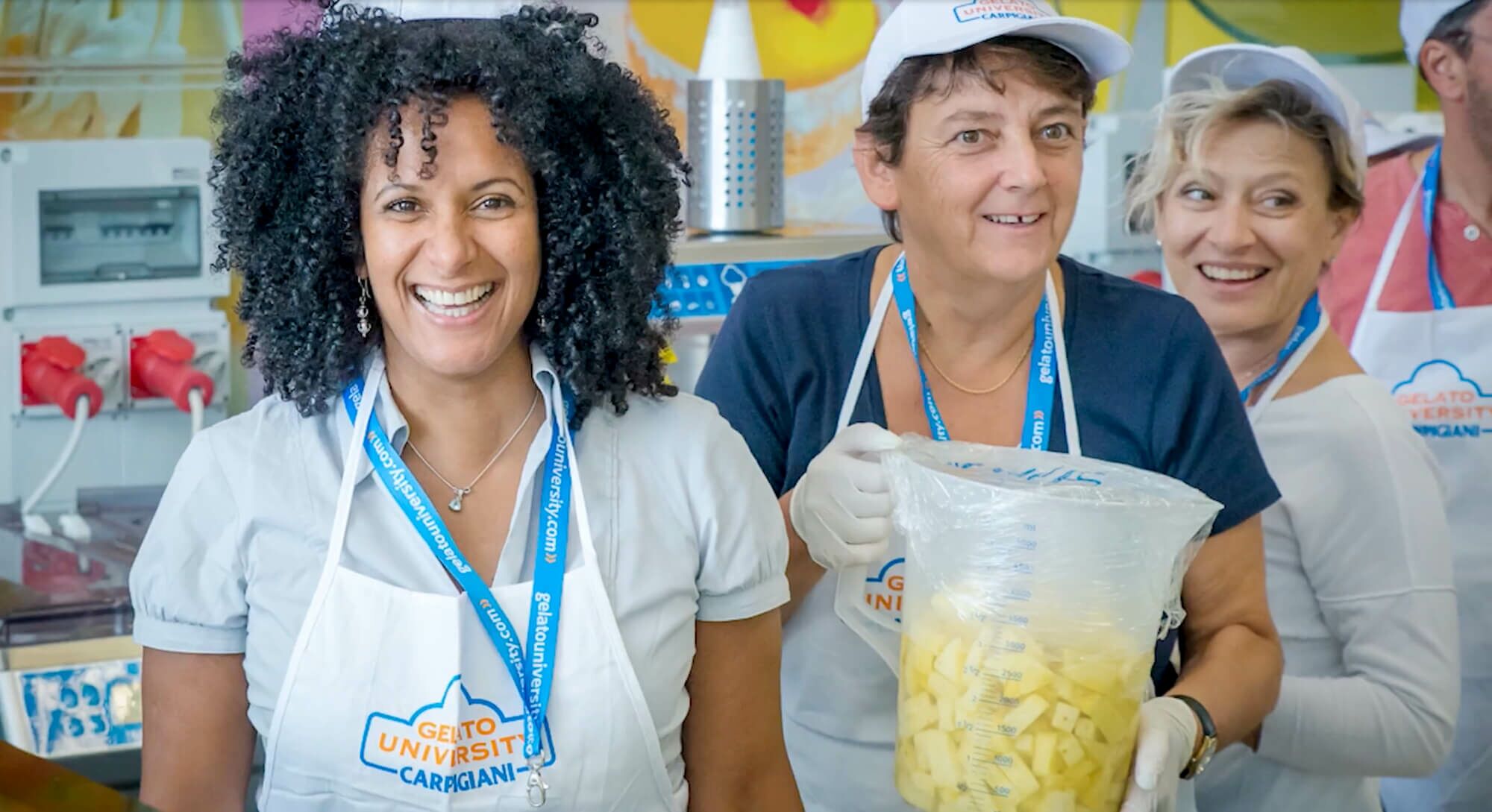 Lächelnde Mitarbeiter mit Ananasstücken - Carpigiani Gelato University - Krä Eistechnik